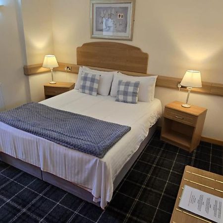 The Red Lion Tavern Fochabers Bagian luar foto